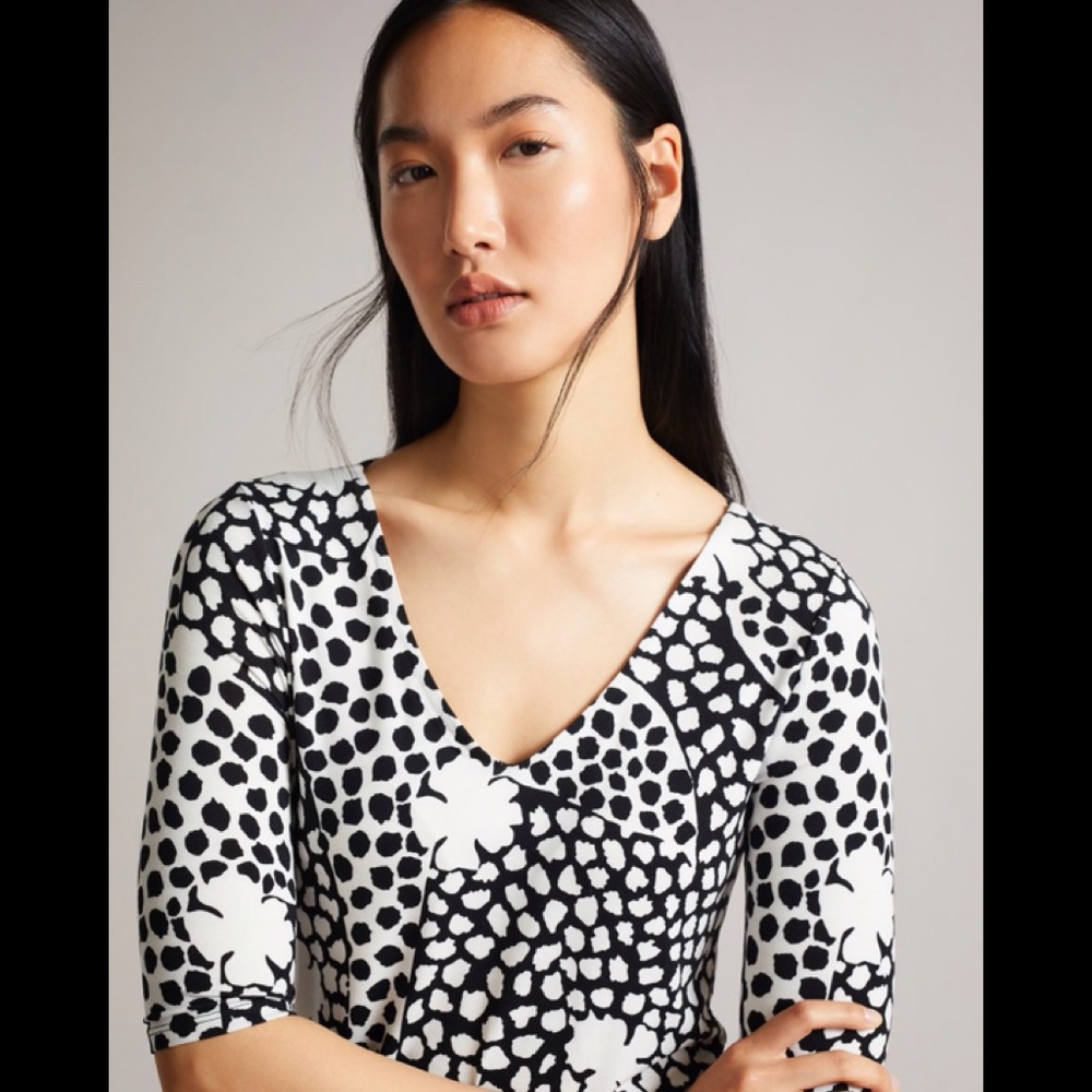 New With Tags Ted Baker London Womens Lucyz V-neck Fitted Tee Multiple Sizes - Picture 4 of 8